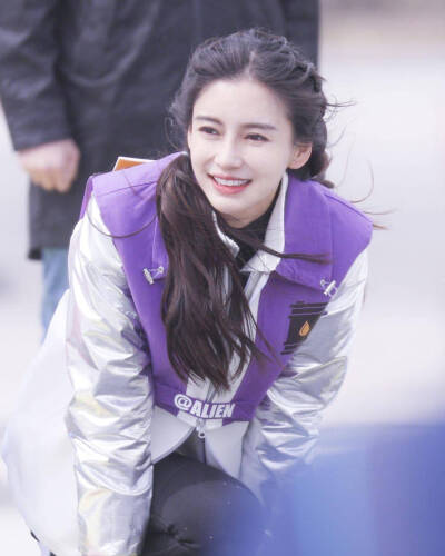 杨颖（Angelababy），1989年2月28日出生于上海市，华语影视女演员、时尚模特。2003年，Angelababy以模特身份在香港出道。2007年，她开始将工作重心转向大银幕。2011年在爱情片《夏日乐悠悠》中首次担任女主角。2012…