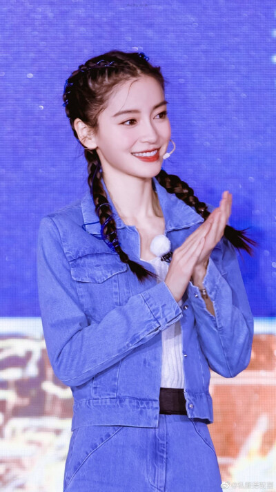 杨颖（Angelababy），1989年2月28日出生于上海市，华语影视女演员、时尚模特。2003年，Angelababy以模特身份在香港出道。2007年，她开始将工作重心转向大银幕。2011年在爱情片《夏日乐悠悠》中首次担任女主角。2012…