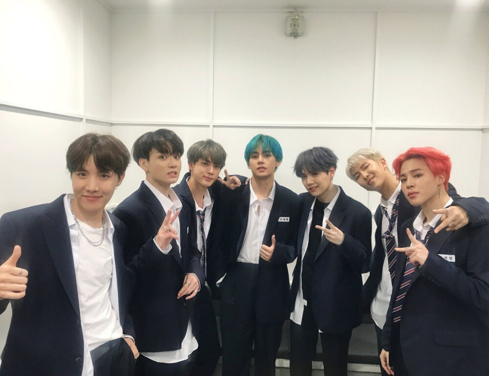 【官推】190419 [#今日的防弹] 在音乐银行回归的 #防弹少年团(#BTS)在回归舞台得了1位 这全是托阿米的福! oh mamama ⸜(*ˊᗜˋ*)⸝ 阿米们 今天也谢谢你们 #歌颂渺小事物的诗 #校服少年团 