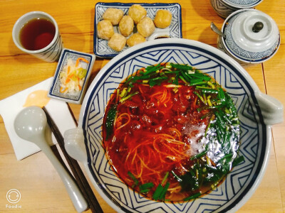 打卡了建水食集 烤豆腐有发酵的味道，沾着辣椒很好吃 米线超大碗，里面有很浓的薄荷味