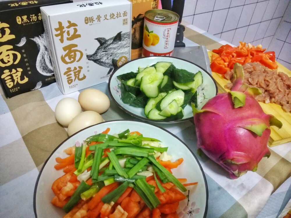 我的小生活☞第四次与廖先生做饭，他负责炒菜和洗碗，我负责洗菜与切菜。每次都吃得饱饱的。