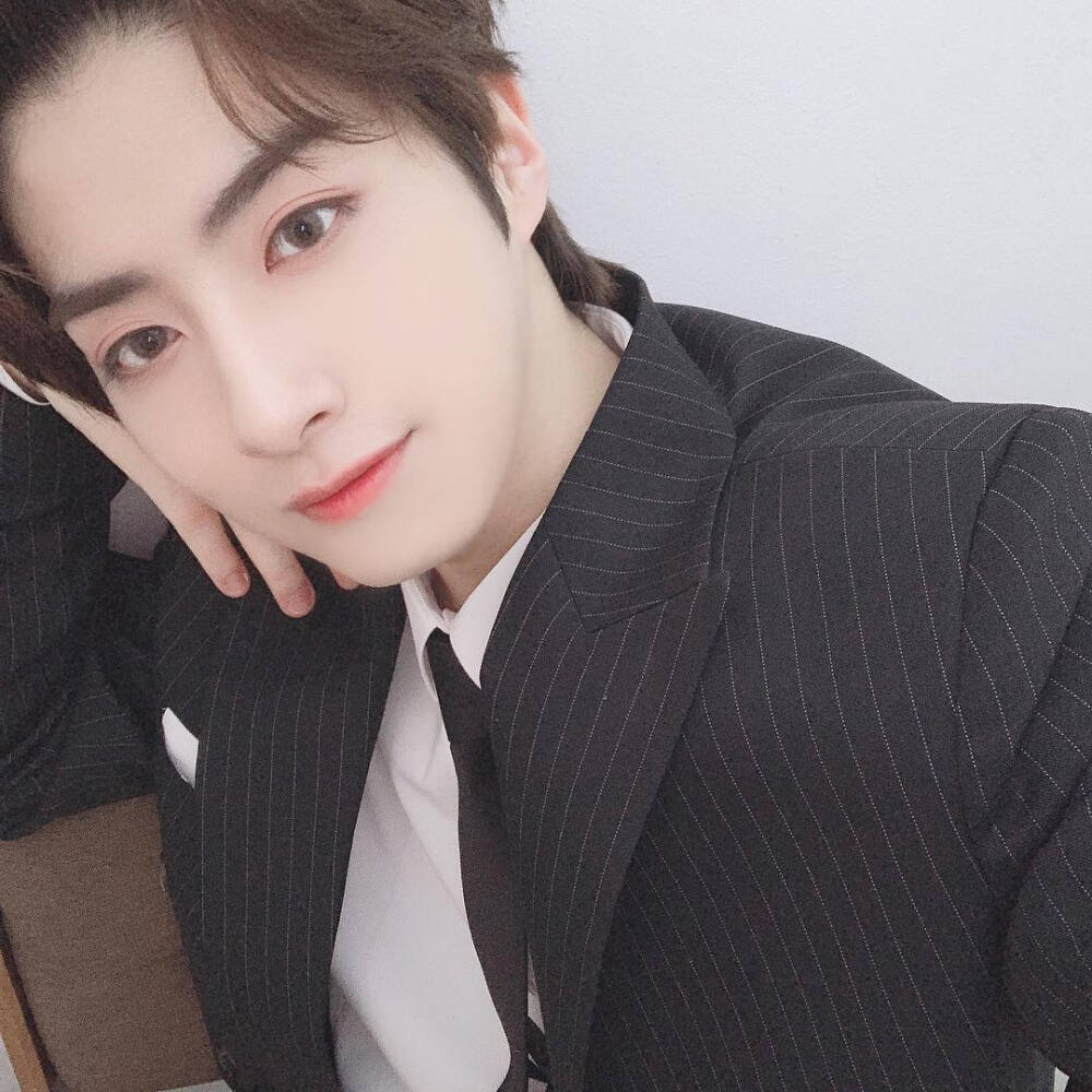 ONEUS 孙东柱/XION
cr.official_oneus