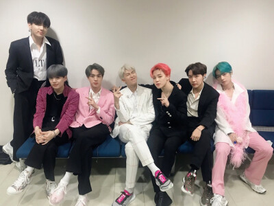 BTS 防弹少年团 20190421 “[#今天的防弹] #防弹少年团 回归第一周活动托阿米的福圆满结束啦 但是今天居然是‘Dionysus’最后的舞台! 不行 #该怎么送走七位神仙呢 #全部陷入陷入陷入帅气的艺术家里 #点滴之诗”