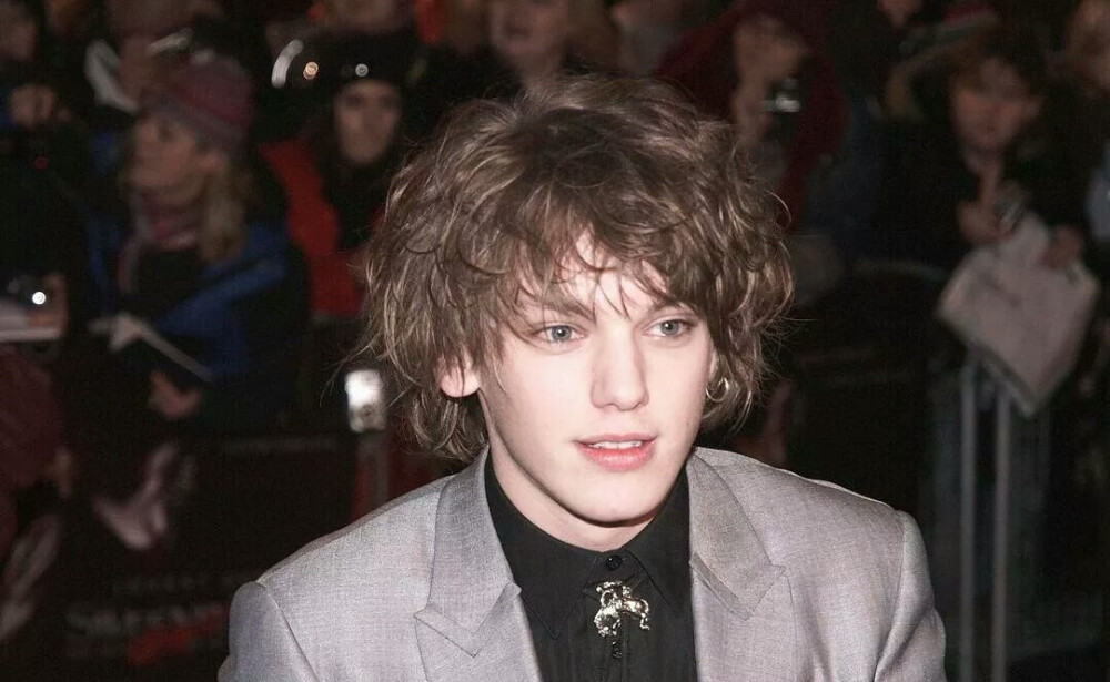 Jamie Campbell Bower
杰米坎贝尔鲍尔