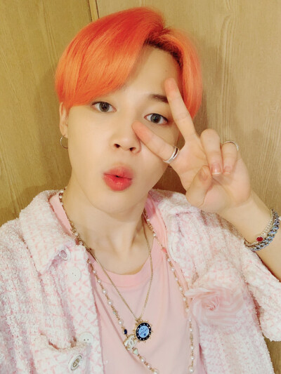 Jimin 朴智旻 BTS 防弹少年团 20190428 “托各位的福度过了愉快的活动期
给了我们幸福的礼物 真的很感谢各位阿米
明天也会去光州完成愉快的公演回来的 很感谢 爱你们
#JIMIN
#我们阿米得奖了”