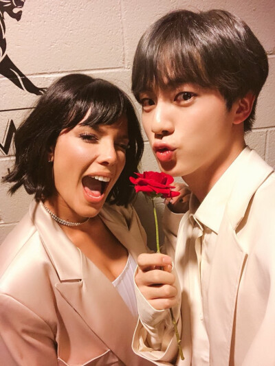 Jin 金硕珍×Halsey BTS 防弹少年团 20190502 “TOP GROUP BTS 阿米!
-Halsey辛苦啦”