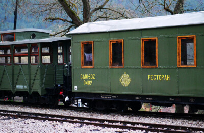 云青青兮欲雨 水澹澹兮生烟
隔着水汽氤氲的烟幕 小火车带着喧嚣而至