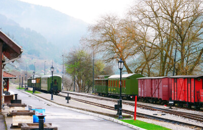 云青青兮欲雨 水澹澹兮生烟
隔着水汽氤氲的烟幕 小火车带着喧嚣而至