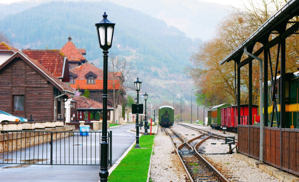 云青青兮欲雨 水澹澹兮生烟
隔着水汽氤氲的烟幕 小火车带着喧嚣而至