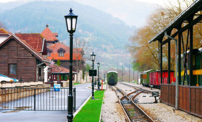 云青青兮欲雨 水澹澹兮生烟
隔着水汽氤氲的烟幕 小火车带着喧嚣而至