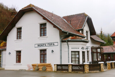 云青青兮欲雨 水澹澹兮生烟
隔着水汽氤氲的烟幕 小火车带着喧嚣而至