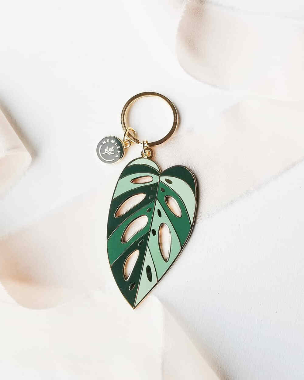 ins：hemleva
hemleva: BACK IN STOCK Right in time for Mother's Day, or for your every day. Fancy up those work keys, celebrate a new home, a new car, or make your back pack a little (a lot) cooler with this Monstera Keychain.
