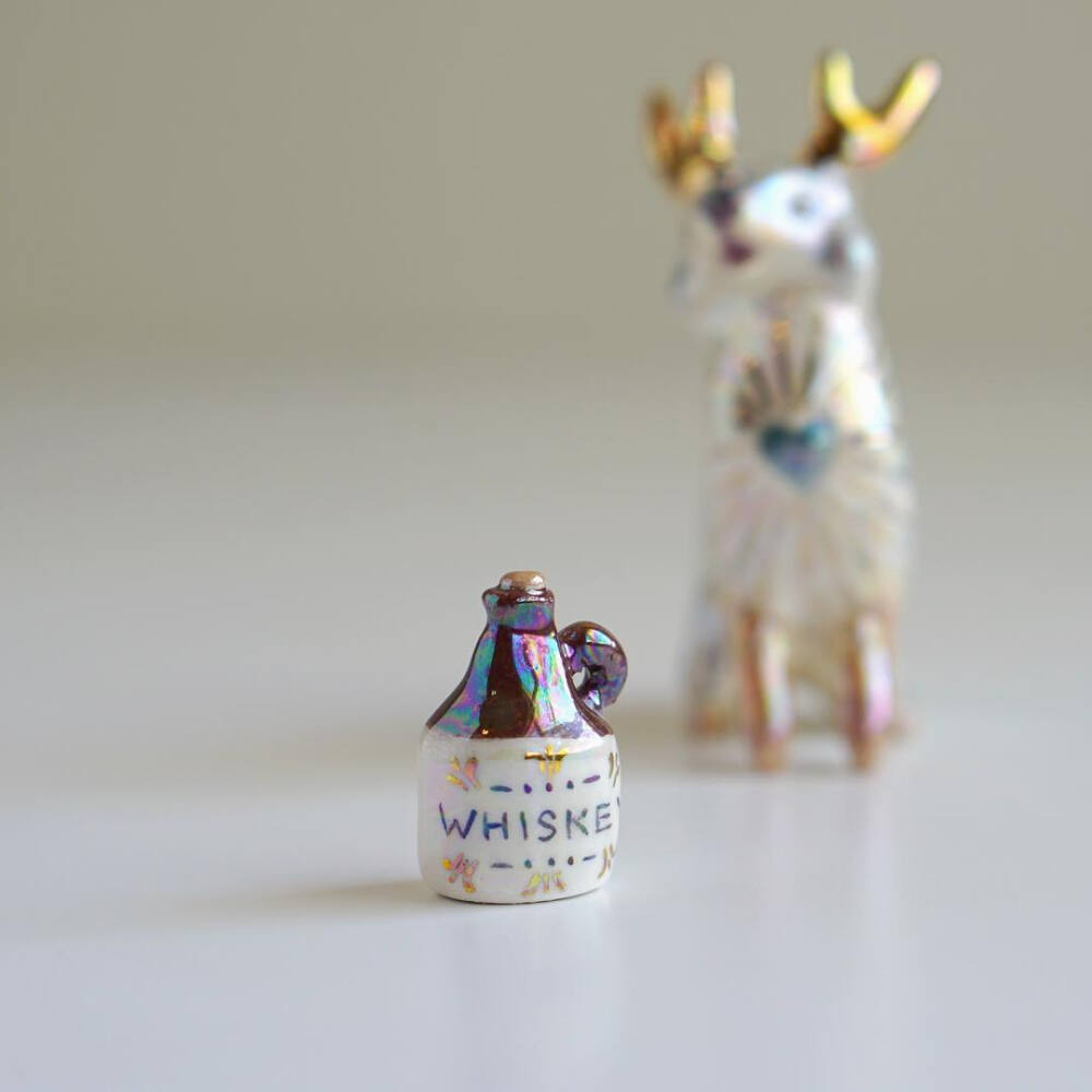 ins：smallwildshop
smallwildshop: For the#rabbitrescueauction I have a little #jackalope sculpture complete with whiskey bottle (according to the lore, that’s how you catch a jackalope, you know.) each piece is sculpted by hand in ceramic, hand glazed, detailed with 22 karat gold, and finished with a rainbow aura. Completely #ooak and initialed in 22k gold. Please bid in full USD increments and tag the person you’re outbidding. Bidding will end Monday (5/6) at 3pm (pacific time)
