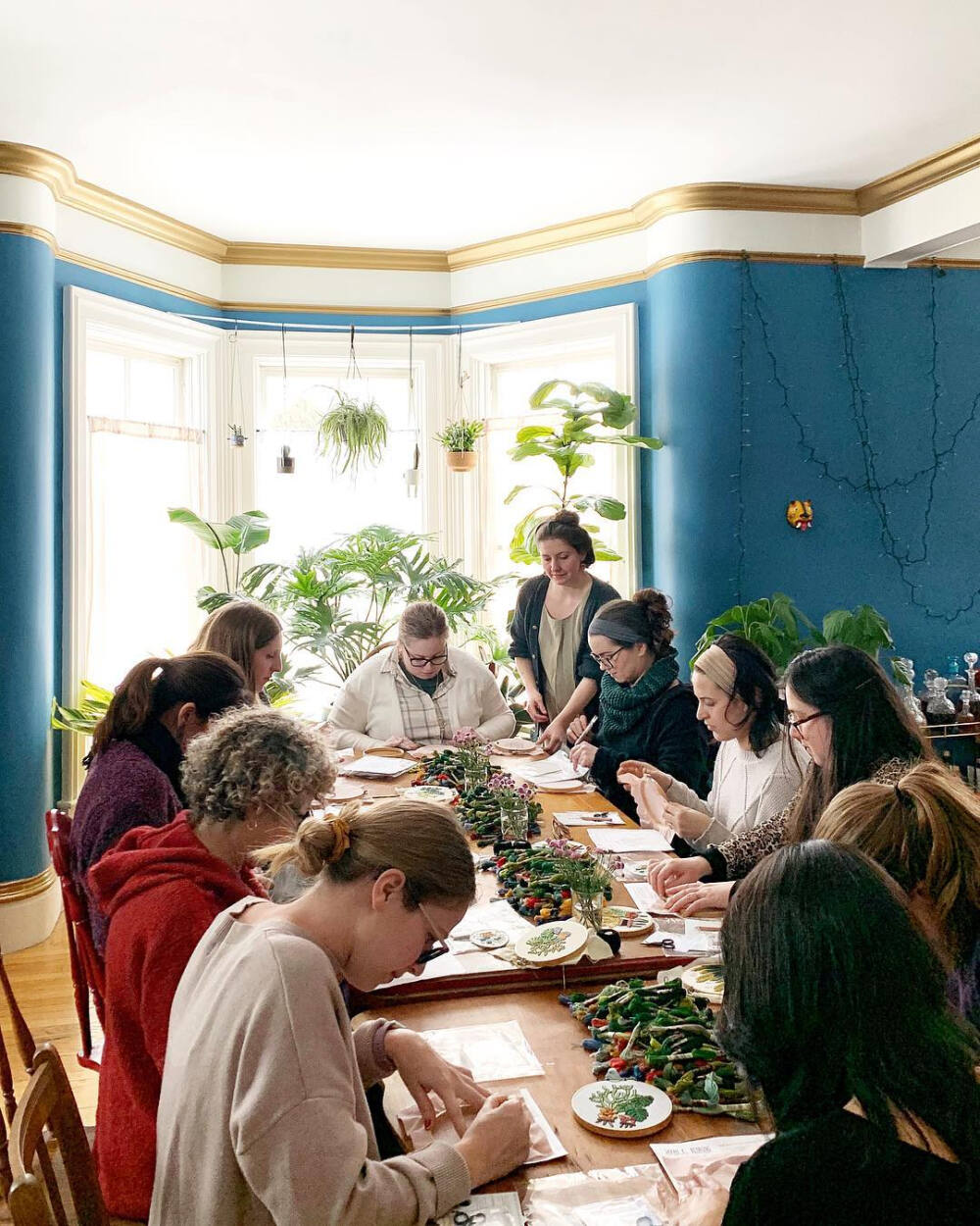  ins：sarahkbenning
sarahkbenning： ✨SUMMER WORKSHOPS!✨
I am so excited to welcome a group of new crafty friends into my home for a morning of stitching on June 2nd in Keene, NH! This intimate gathering will take place from 10-12 in this very blue room (or maybe on our porch depending on the weather ‍♀️). It is a wonderful opportunity for anyone who wants to explore contemporary botanical embroidery and/or take a couple hours for themselves and their creativity. 