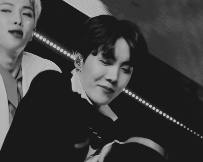 郑号锡 jhope 