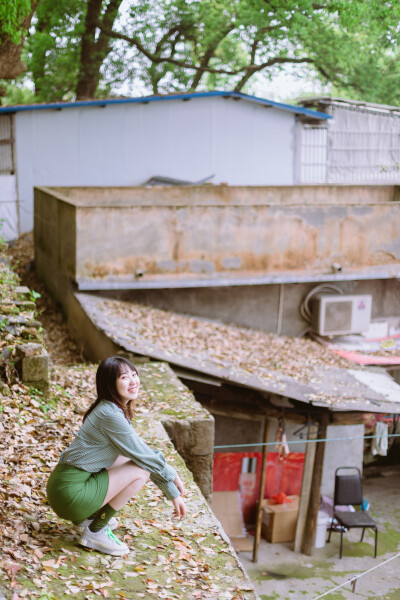 牛油果小姐
摄影：洪小漩
出镜：若男
场地：馒头山社区
馒头山社区在杭州摄影圈子里，那是有一定地位的。
在这里，有一颗杭州市斤的老灵魂。
在G20之前，馒头山社区应该还要多几分破败，不过，后来被修缮了一…