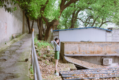 牛油果小姐
摄影：洪小漩
出镜：若男
场地：馒头山社区
馒头山社区在杭州摄影圈子里，那是有一定地位的。
在这里，有一颗杭州市斤的老灵魂。
在G20之前，馒头山社区应该还要多几分破败，不过，后来被修缮了一…