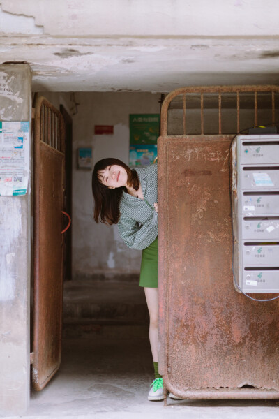 牛油果小姐
摄影：洪小漩
出镜：若男
场地：馒头山社区
馒头山社区在杭州摄影圈子里，那是有一定地位的。
在这里，有一颗杭州市斤的老灵魂。
在G20之前，馒头山社区应该还要多几分破败，不过，后来被修缮了一…