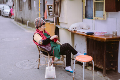 牛油果小姐
摄影：洪小漩
出镜：若男
场地：馒头山社区
馒头山社区在杭州摄影圈子里，那是有一定地位的。
在这里，有一颗杭州市斤的老灵魂。
在G20之前，馒头山社区应该还要多几分破败，不过，后来被修缮了一…