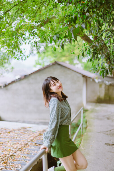 牛油果小姐
摄影：洪小漩
出镜：若男
场地：馒头山社区
馒头山社区在杭州摄影圈子里，那是有一定地位的。
在这里，有一颗杭州市斤的老灵魂。
在G20之前，馒头山社区应该还要多几分破败，不过，后来被修缮了一…