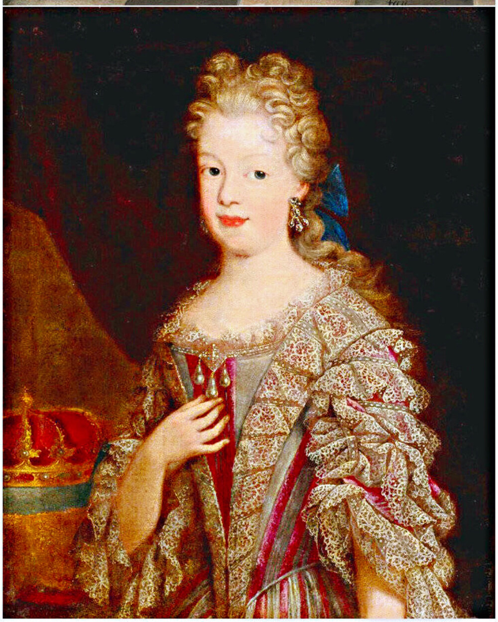 西班牙国王腓力五世的首任妻子，萨伏依的玛丽亚·路易莎。虽然她一生短暂，却留下了很多画像。这位活泼的女子热衷于各种娱乐，其中就包括打扮，所以我们能看到她那一套又一套绚丽至极的华服。十八世纪初的奢靡风尚在她身上体现得可谓淋漓尽致。