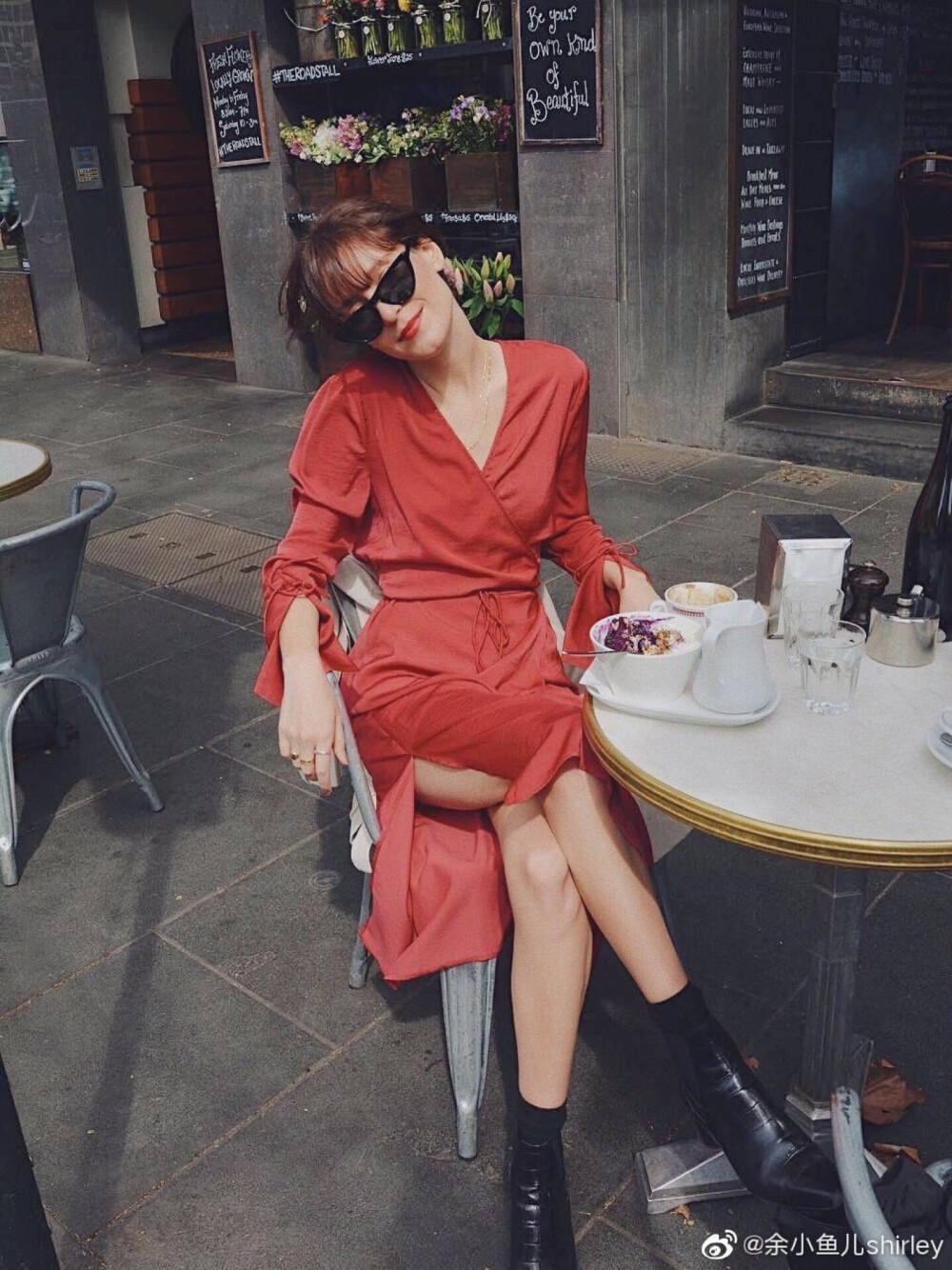 时尚|慵懒休闲的法式穿搭之红色系
澳大利亚时尚博主Jessica Alizzi,发现她的搭配喜欢白色，米色，也很喜欢红色,不轻易尝试红色单品的我看了,决定也要去试试,从红色上衣开始吧,哈哈!#时尚博主##法式穿搭# ​