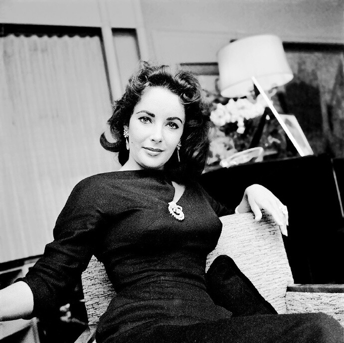 1957年，在比佛利山庄的家中，Elizabeth Taylor（25岁） ​​​​ 