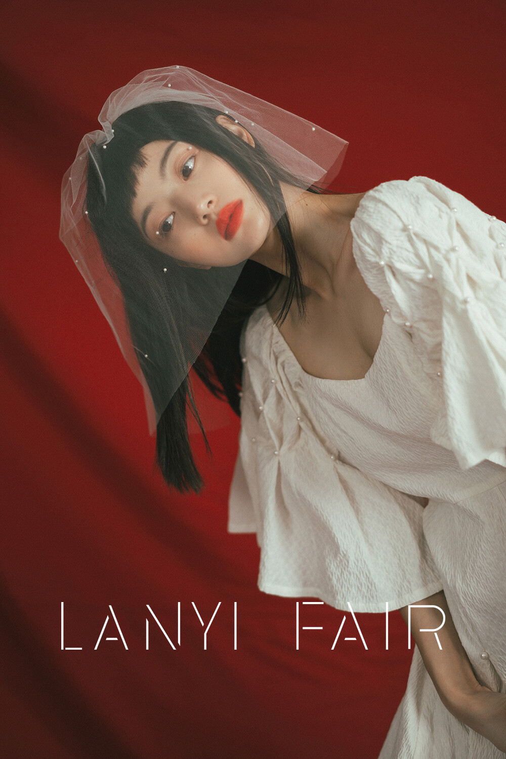 #兰奕屋语# LANYI FAIR 成品轻礼服“袅袅”
裙子上面都是手工捏褶和钉小珍珠，美和舒适度兼具的一件连衣裙。日常、度假、婚礼，都可以穿
服装设计：兰奕