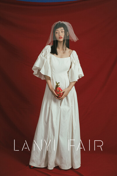 #兰奕屋语# LANYI FAIR 成品轻礼服“袅袅”
裙子上面都是手工捏褶和钉小珍珠，美和舒适度兼具的一件连衣裙。日常、度假、婚礼，都可以穿
服装设计：兰奕