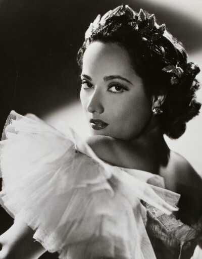 曼尔·奥勃朗（Merle Oberon），好莱坞黑头发美女，出生于印度的混血女星。