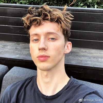 Troye Sivan
戳爷