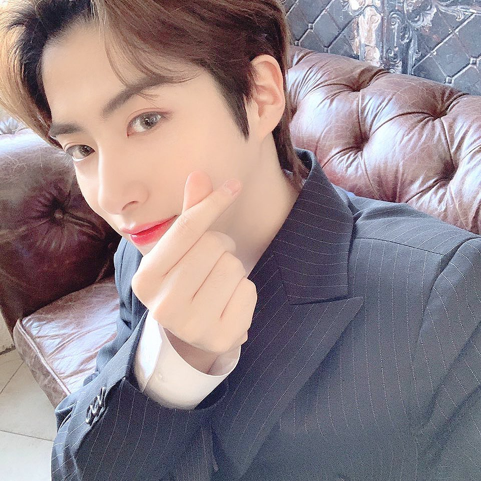 ONEUS 孙东柱/XION
cr.official_oneus