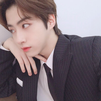 ONEUS 孙东柱/XION
cr.official_oneus