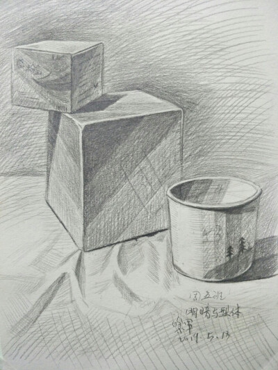 乐军素描石膏教学图解第一章内容
《型体与明暗的关系》
《纸盒，纸碗，正方体，组合明暗与型体写生》