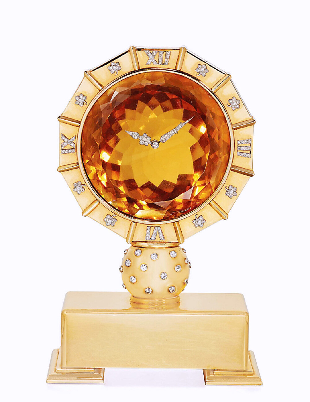  卡地亚神秘钟 ·
1912年，卡地亚首次推出‘MYSTERY’系列神秘钟，被称为“钟表史上的奇迹。”
神秘钟多以缟玛瑙、水晶、“水果锦囊”TUTTI FRUTTI等珠宝元素构成，具有ART DECO装饰艺术风格。