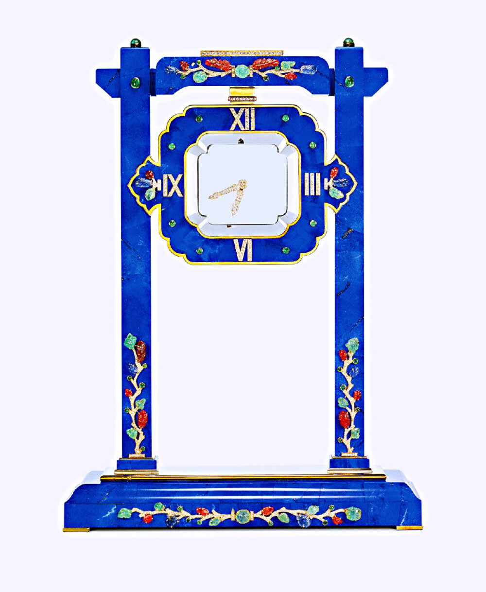  卡地亚神秘钟 ·
1912年，卡地亚首次推出‘MYSTERY’系列神秘钟，被称为“钟表史上的奇迹。”
神秘钟多以缟玛瑙、水晶、“水果锦囊”TUTTI FRUTTI等珠宝元素构成，具有ART DECO装饰艺术风格。