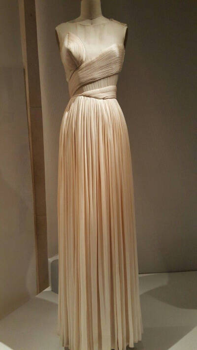 Madame Gres：
时装界的雕塑家Madame Gres（1903-1993）是法国著名的服装设计师，被Vogue在1988年称赞为二十世纪最伟大的时装设计师。她于1942年创立名为“Gres”的服装屋。她延续了Madeleine Vionnet的褶皱式希腊美…