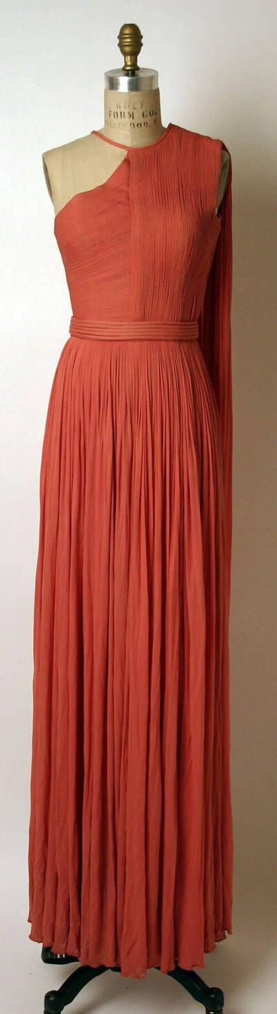 Madame Gres：
时装界的雕塑家Madame Gres（1903-1993）是法国著名的服装设计师，被Vogue在1988年称赞为二十世纪最伟大的时装设计师。她于1942年创立名为“Gres”的服装屋。她延续了Madeleine Vionnet的褶皱式希腊美…