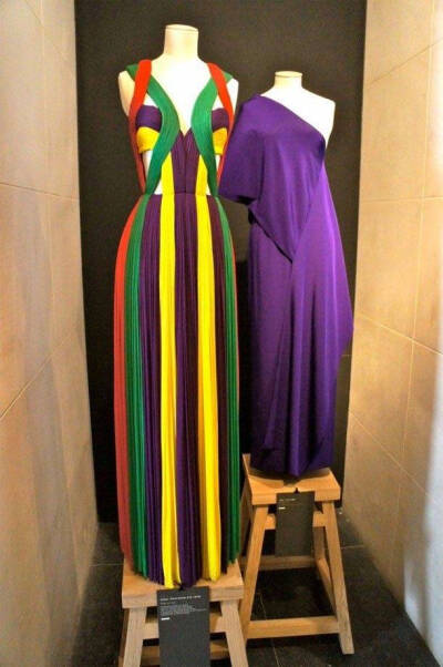 Madame Gres：
时装界的雕塑家Madame Gres（1903-1993）是法国著名的服装设计师，被Vogue在1988年称赞为二十世纪最伟大的时装设计师。她于1942年创立名为“Gres”的服装屋。她延续了Madeleine Vionnet的褶皱式希腊美…