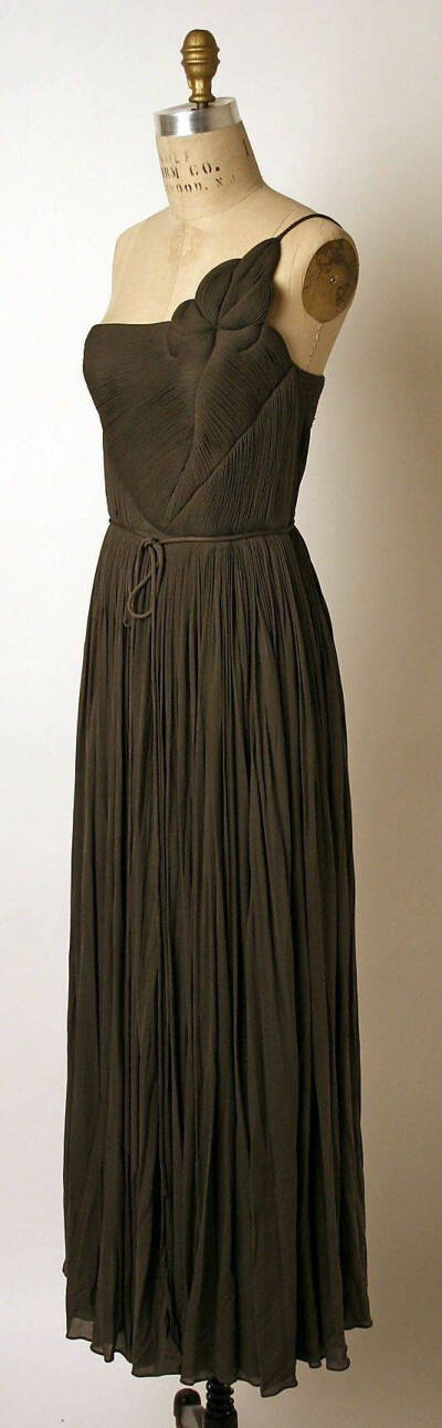 Madame Gres：
时装界的雕塑家Madame Gres（1903-1993）是法国著名的服装设计师，被Vogue在1988年称赞为二十世纪最伟大的时装设计师。她于1942年创立名为“Gres”的服装屋。她延续了Madeleine Vionnet的褶皱式希腊美…