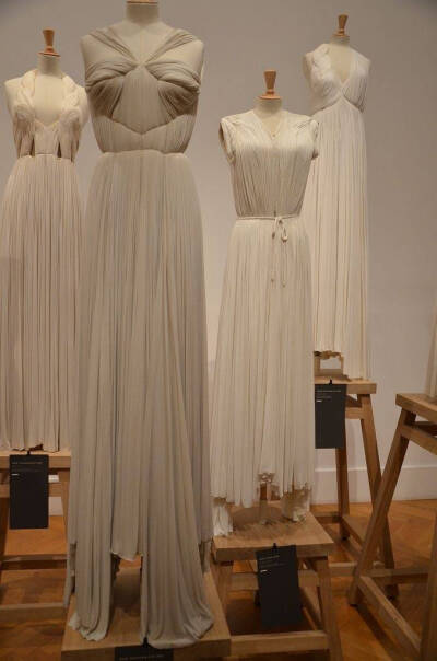 Madame Gres：
时装界的雕塑家Madame Gres（1903-1993）是法国著名的服装设计师，被Vogue在1988年称赞为二十世纪最伟大的时装设计师。她于1942年创立名为“Gres”的服装屋。她延续了Madeleine Vionnet的褶皱式希腊美…