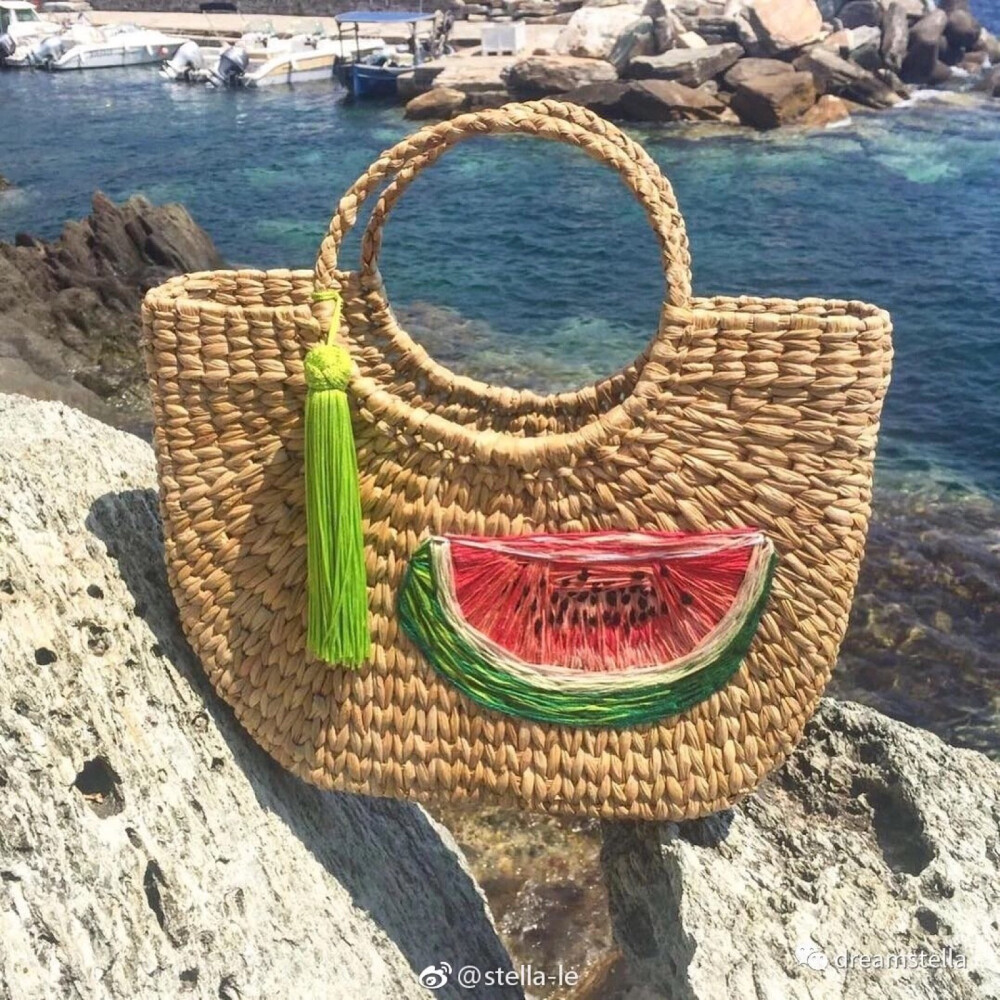 听过许多夏天的句子
都不如冰凉的西瓜
和恰好吹来的风
http://t.cn/EzyMh5Y ​​​