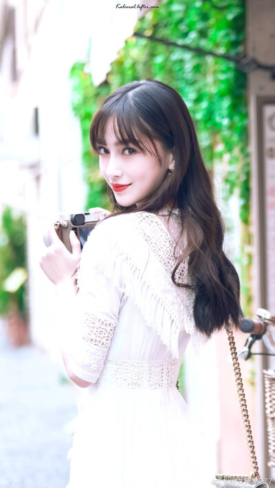 杨颖（Angelababy），1989年2月28日出生于上海市，华语影视女演员、时尚模特。2003年，Angelababy以模特身份在香港出道。2007年，她开始将工作重心转向大银幕。2011年在爱情片《夏日乐悠悠》中首次担任女主角。2012…