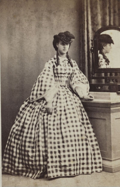 亚历山德拉王后（英语：Queen Alexandra，1844年12月1日—1925年11月20日），全名亚历山德拉·卡洛琳·玛丽·夏洛特·露易丝·茱莉娅，昵称为阿丽克斯。她是丹麦国王克里斯蒂安九世与王后露易丝的大女儿，英国国王及印度…