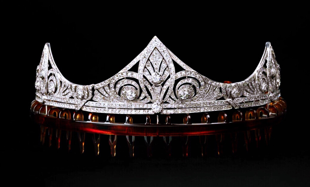 这顶装饰艺术时期白金镶嵌钻石冠冕，为1920-1930年代西班牙王室珍藏。鸢尾造型清新雅致，几何图案独特奢华