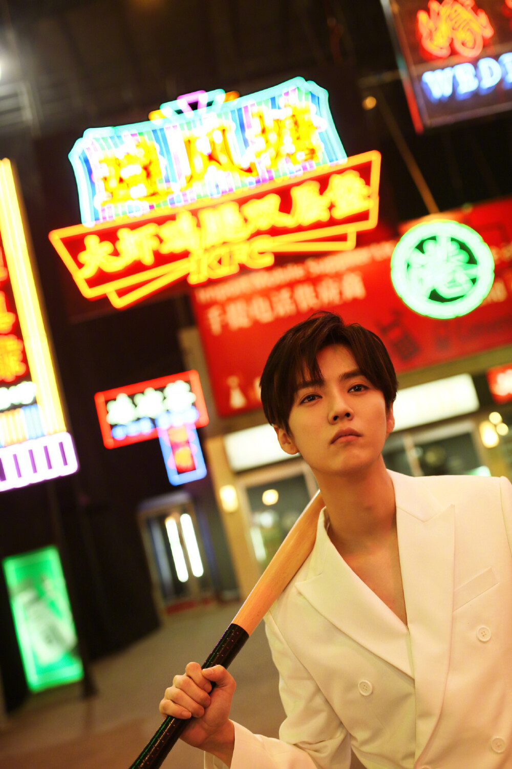 鹿晗港风造型帅气写真