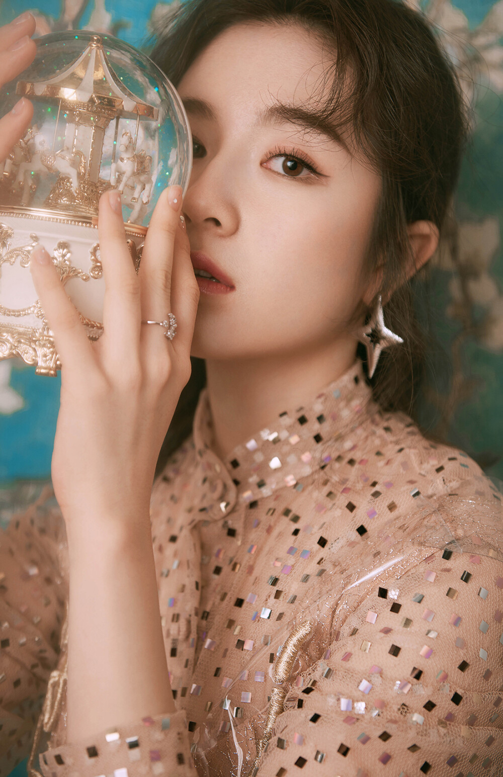 李兰迪，1999年9月2日出生于北京，中国内地影视女演员。 2009年，10岁的李兰迪拍摄个人首部电影《爱你输给了谁》，涉足荧屏。