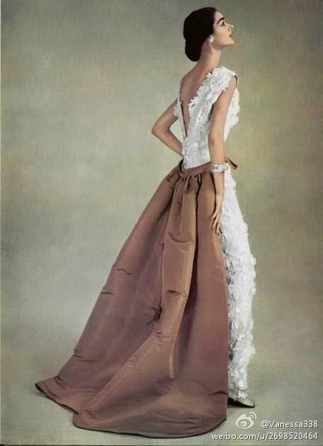 50年代的巴黎代表了高级时装业的巅峰 。“高级定制(Haute Couture)” 其概念在于“量身”和“定做”。优雅的细腰衣裙勾勒出久违的女人味 ， 那个时代上流社会与明星追捧的时尚品牌有 Balmain ， Christian Dior ， Balenciaga ， Jacques Fath 等 。 ​