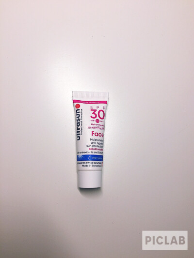 『27』ultrasun 防晒spf30
我用很多防晒都闷闭口，感觉有负担，这个算用过的比较好用的，乳液质地，比较保湿但不是油腻的那种，闷闭口情况也还好。这只小的7ml是买正装送的，先用了小的想着感觉不好用的话就在闲鱼把…