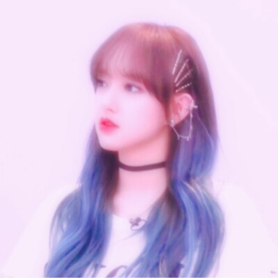 程潇（Cheng Xiao），1998年7月15日出生于广东省深圳市，中国内地流行乐女歌手、演员，女子演唱组合宇宙少女成员，毕业于首尔表演艺术高中。